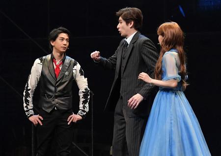 ミュージカル「カーテンズ」で熱演する（左から）三浦翔平、城田優、櫻坂４６・菅井友香＝東京国際フォーラム（撮影・伊藤笙子）