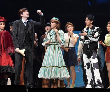 ミュージカル「カーテンズ」で熱演する（左から）城田優、櫻坂４６・菅井友香、三浦翔平＝東京国際フォーラム（撮影・伊藤笙子）