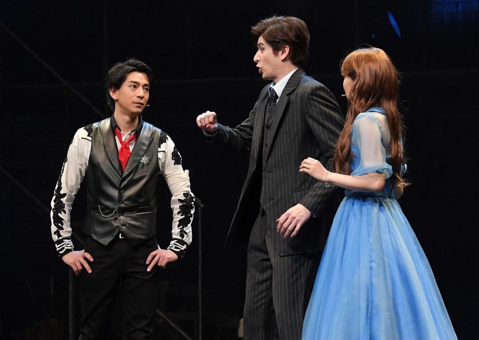 ミュージカル「カーテンズ」で熱演する（左から）三浦翔平、城田優、櫻坂４６・菅井友香＝東京国際フォーラム（撮影・伊藤笙子）