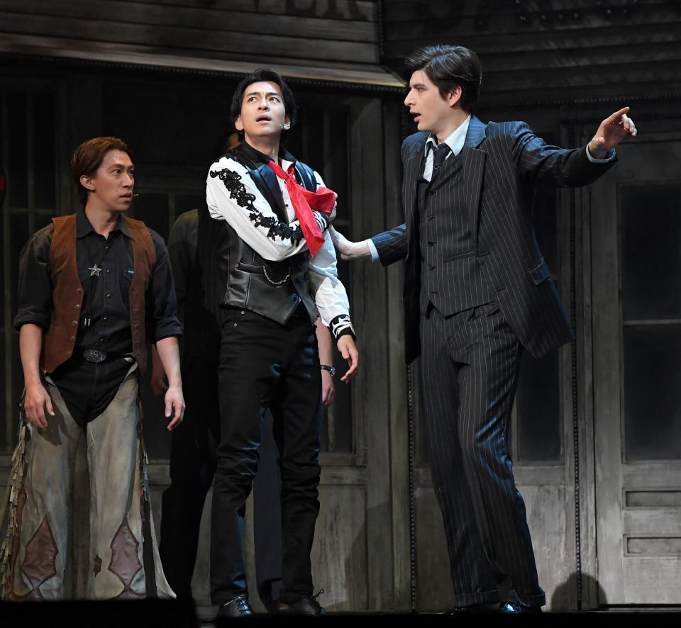 ミュージカル「カーテンズ」で熱演する三浦翔平（左）と城田優＝東京国際フォーラム（撮影・伊藤笙子）