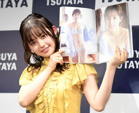 　お気に入りのページを披露する森日菜美（撮影・開出牧）