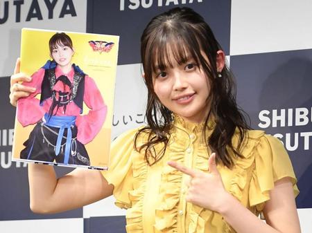 　写真集を手にポーズを決める森日菜美（撮影・開出牧）