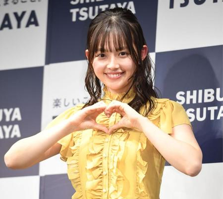 　ハートポーズでアピールする森日菜美（撮影・開出牧）