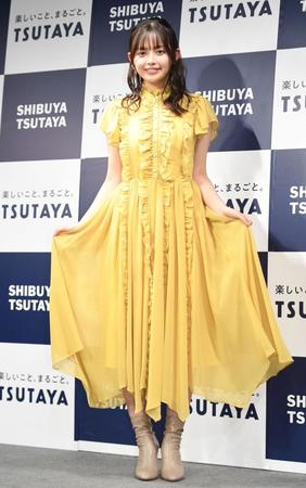 　お気に入りの黄色い衣装でポーズを決める森日菜美（撮影・開出牧）