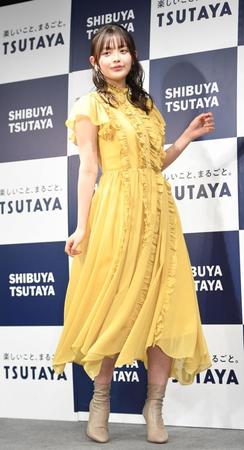 　お気に入りの黄色い衣装でポーズを決める森日菜美（撮影・開出牧）