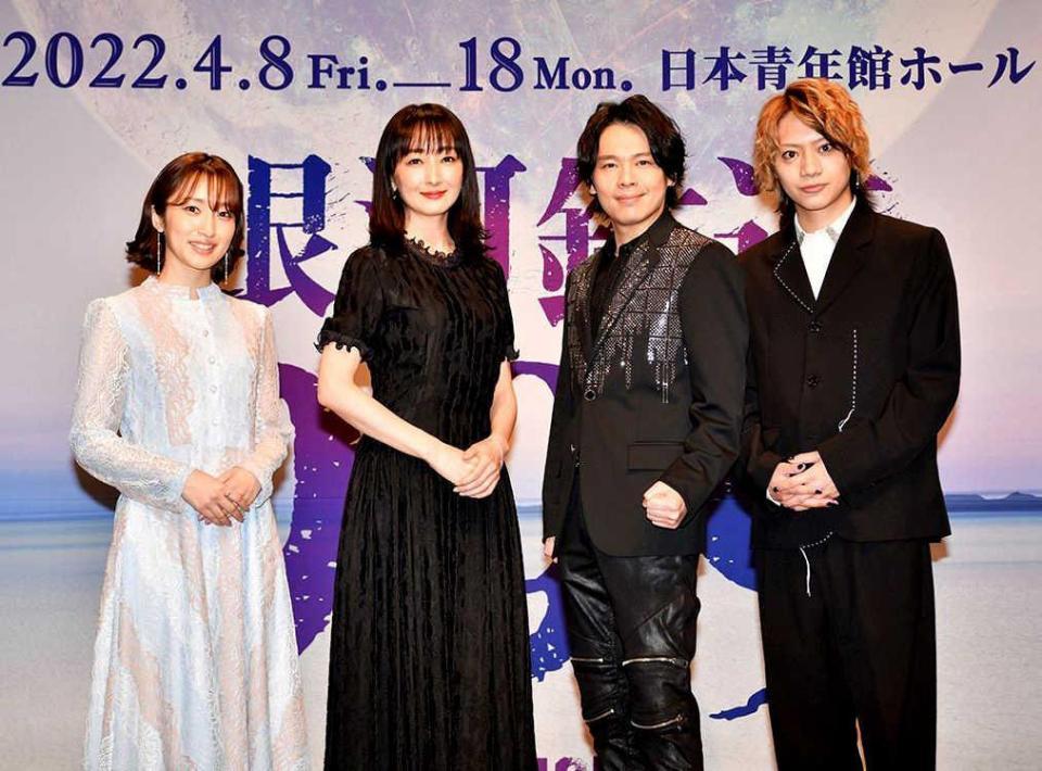 　制作発表会見に出席した（左から）梅田彩佳、花總まり、中川晃教、佐藤流司
