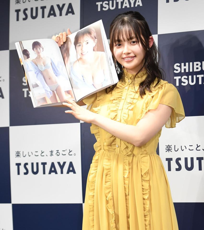 　写真集のお気に入りページを披露する森日菜美（撮影・開出牧）