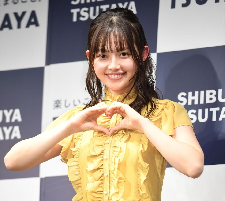 　ハートポーズでアピールする森日菜美（撮影・開出牧）