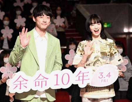 　試写会に登場した坂口健太郎（左）と小松菜奈（撮影・高石航平）