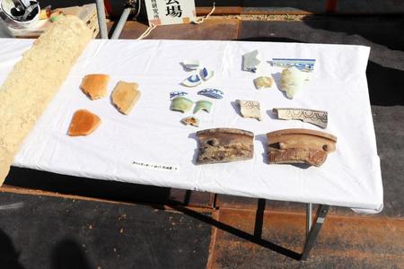 京都競馬場淀寮敷地内で発掘された淀城の家老屋敷跡では、鳥羽伏見の戦いで焼けた陶磁器も見つかった