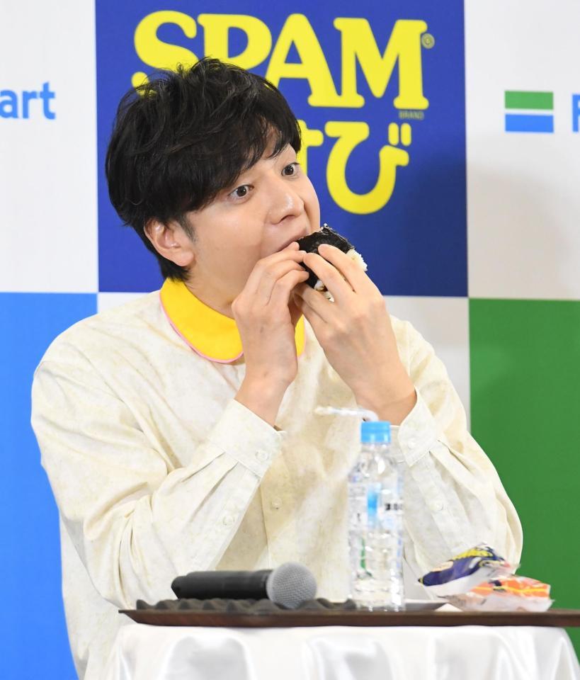 推しおむすびを試食する生田斗真＝都内（撮影・開出牧）
