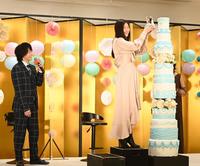 　公開直前イベントで特大ウェディングケーキに飾りつけする篠原涼子（左は中村倫也）＝東京・メゾンプルミエール（撮影・高石航平）
