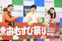 　お米柄のシャツで登場し盛り上げる生田斗真（中央）。左は吉田鋼太郎、右は八木莉可子（撮影・開出牧）