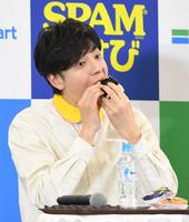 　推しおむすびを試食する生田斗真（撮影・開出牧）