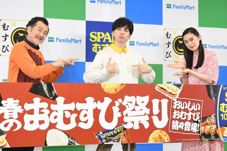 　お米柄のシャツで登場し盛り上げる生田斗真（中央）。左は吉田鋼太郎、右は八木莉可子（撮影・開出牧）