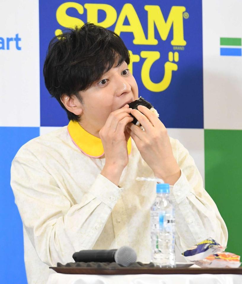 　推しおむすびを試食する生田斗真（撮影・開出牧）