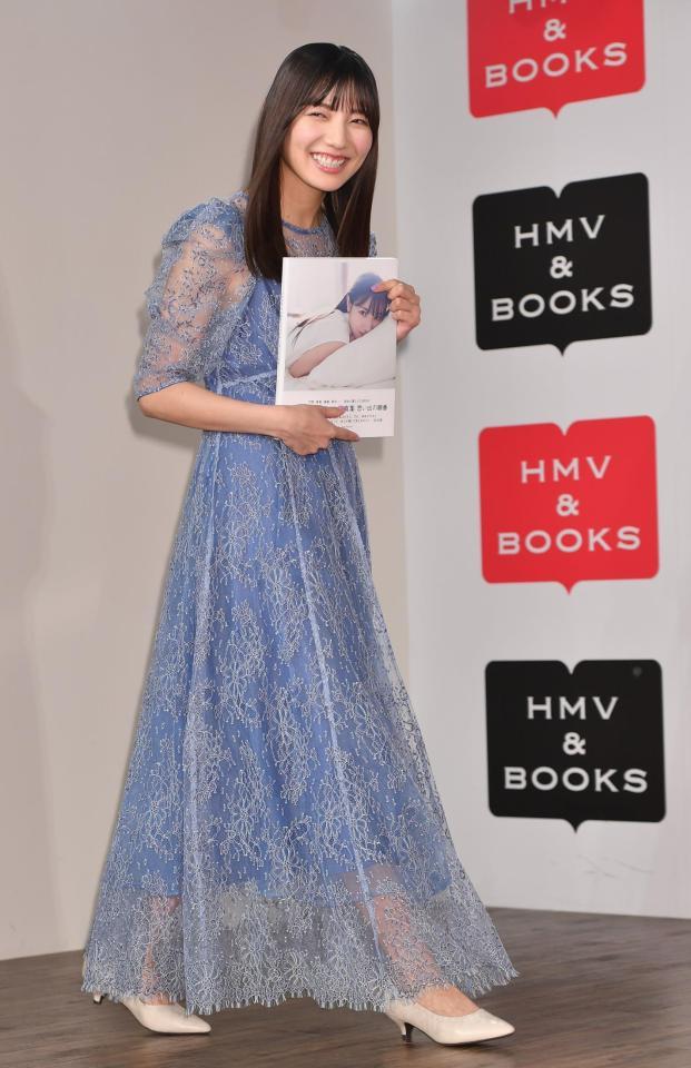 笑顔で会見に登場する日向坂４６の河田陽菜＝東京・ＨＭＶ＆ＢＯＯＫＳ　ＳＨＩＢＵＹＡ（撮影・西岡正）