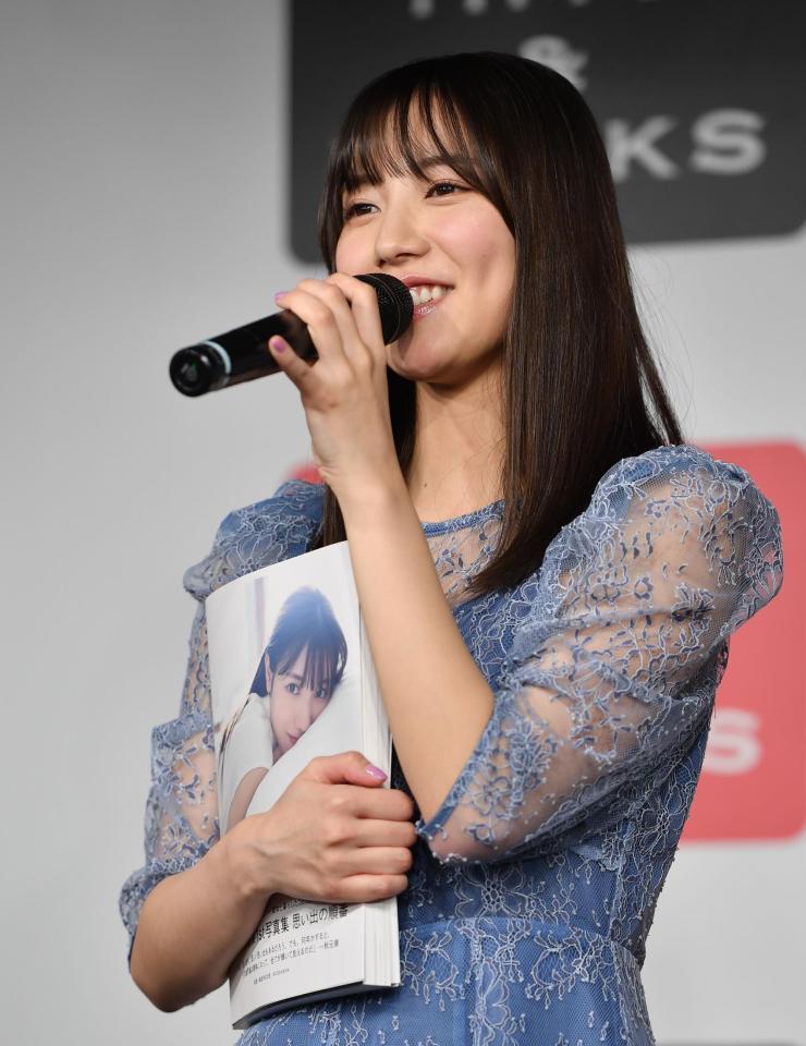 写真集を大事そうに持ち、思いを語る日向坂４６の河田陽菜＝東京・ＨＭＶ＆ＢＯＯＫＳ　ＳＨＩＢＵＹＡ（撮影・西岡正）