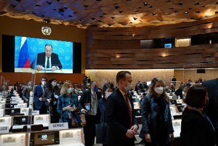 　１日、ジュネーブの国連人権理事会で、オンライン演説するロシアのラブロフ外相（左奥）と、退席する各国の外交団（Ｋｒｉｓｔｏｆｆｅｒ　Ｊｏｎｓｓｏｎ提供・ロイター＝共同）