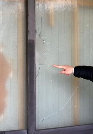 　辻元清美事務所の割られた窓ガラス＝２日午後、大阪府高槻市