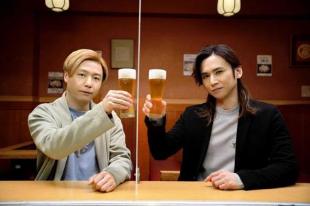 　グラスを掲げるＫｉｎｋｉ　Ｋｉｄｓの堂本剛（左）と堂本光一