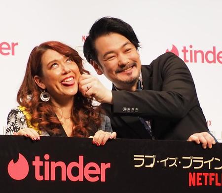 　「Ｔｉｎｄｅｒ×ラブ・イズ・ブラインドＪＡＰＡＮ　コラボレーション記念トークイベント」に出席した、夫の小田井涼平（右）からもらったイヤリングをつけておどけるＬｉＬｉＣｏ＝東京・渋谷、渋谷ヒカリエ