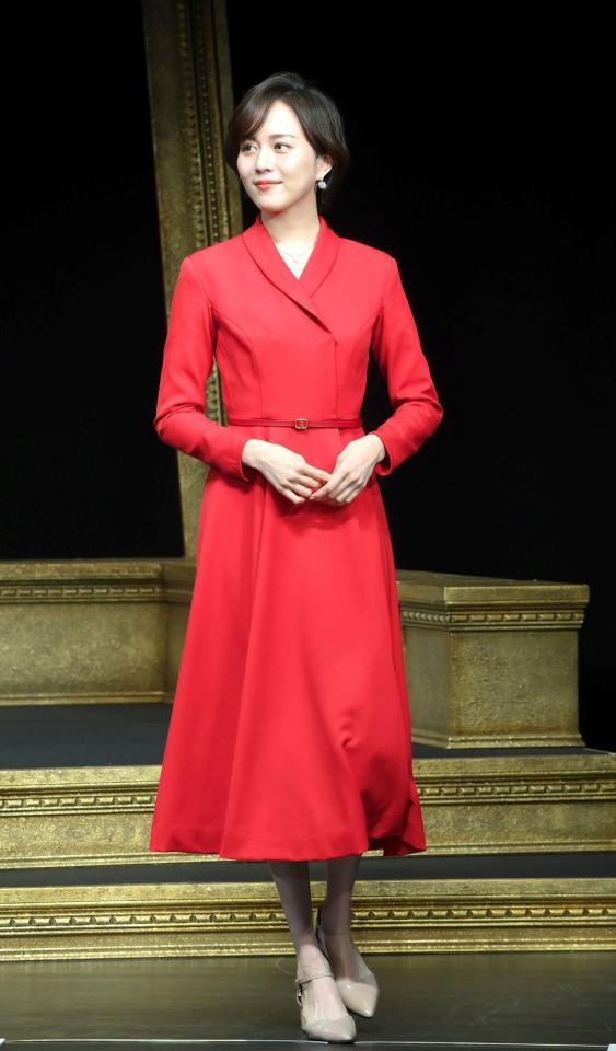 比嘉愛未 赤のワンピース姿でクラブのママ役 鈴木おさむ氏から大絶賛 止まっているだけで絵画 芸能 デイリースポーツ Online