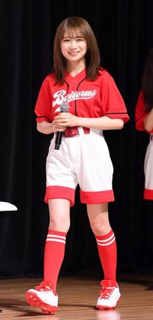 　笑顔で登壇する乃木坂４６・秋元真夏（撮影・棚橋慶太）