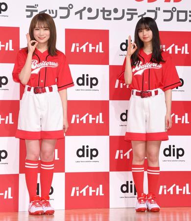 　笑顔でポーズを決める乃木坂４６の秋元真夏（左）と齋藤飛鳥（撮影・棚橋慶太）