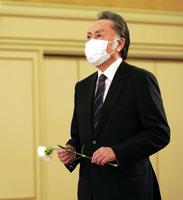 献花する北大路欣也