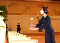 献花する檀ふみ