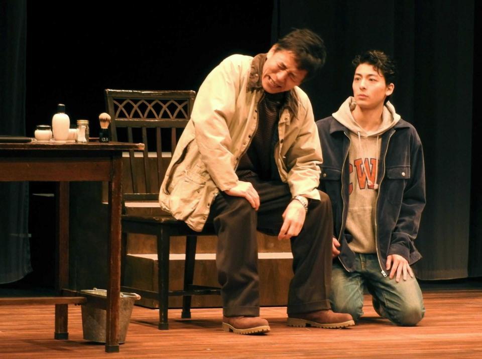 　２人芝居に挑む勝村政信（左）と高杉真宙＝東京・新国立劇場