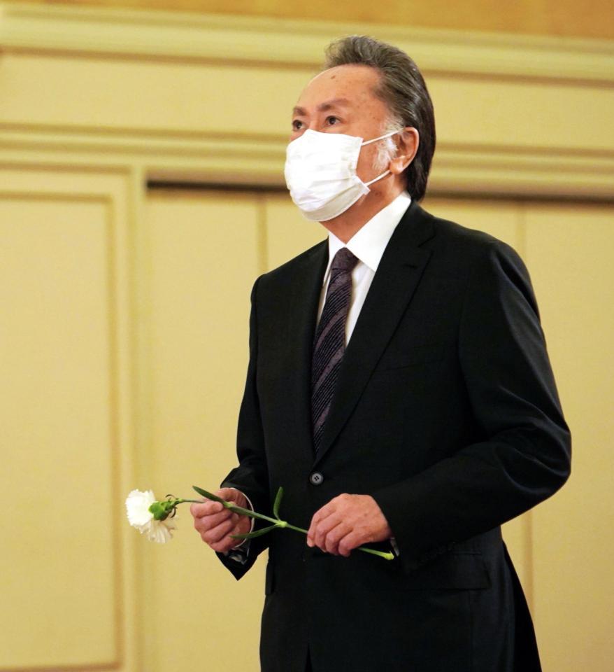 献花する北大路欣也