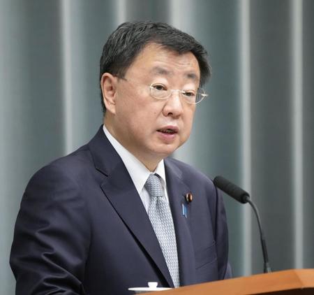 　記者会見する松野官房長官＝４日午前、首相官邸