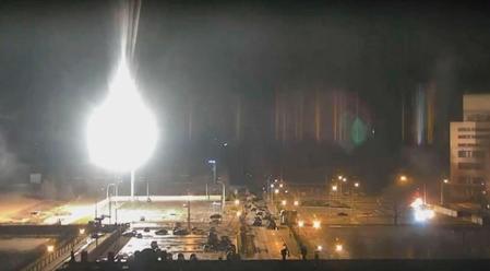 　ロシア軍から攻撃を受けるウクライナ南部のザポロジエ原発（ウクライナ政府当局のフェイスブックより）