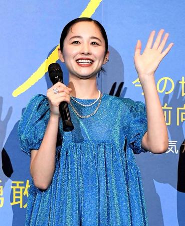 　笑顔でトークする堀田真由