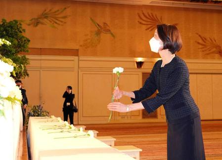 　献花する檀ふみ