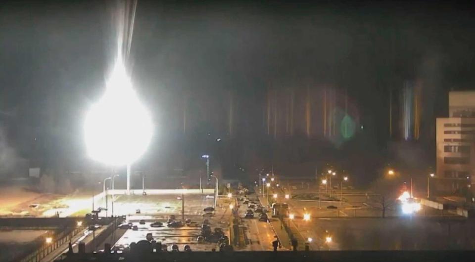 　ロシア軍から攻撃を受けるウクライナ南部のザポロジエ原発（ウクライナ政府当局のフェイスブックより）