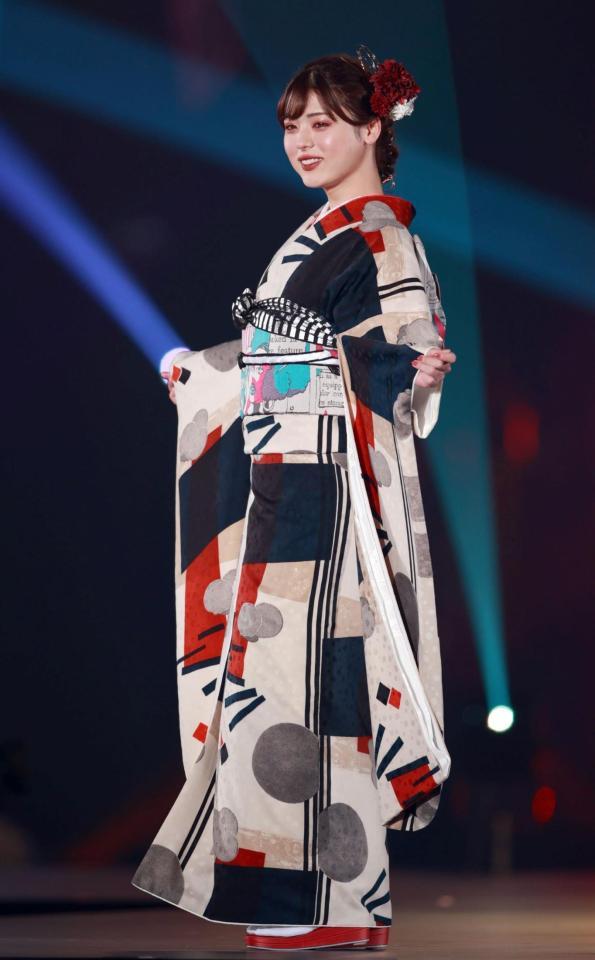 　和装姿でランウェイを歩く井手上漠＝京セラ（撮影・坂部計介）