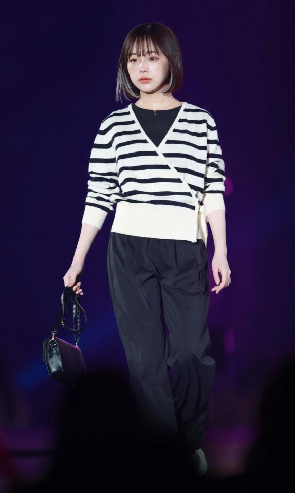 　ランウェイを歩くなえなの＝京セラ（撮影・坂部計介）