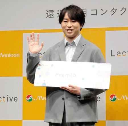 　緊張気味に手を振る嵐・櫻井翔