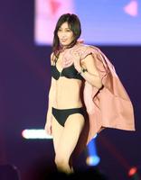 水着でランウェイを歩く熊田曜子＝京セラドーム大阪（撮影・坂部計介）