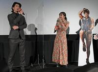 　伊藤英明のコメントに笑いが抑えられない上白石萌歌（右）（撮影・三好信也）