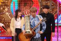 Ｒ-１グランプリを制し涙するお見送り芸人しんいち