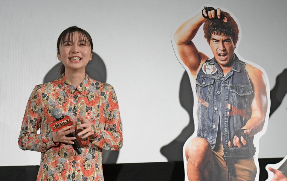 　伊藤英明の等身大パネルを横に笑いが止まらない上白石萌歌（撮影・三好信也）