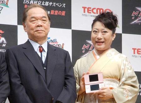 　ゲームのイベントに出席した西村京太郎さん（左）と山村紅葉＝２００７年３月