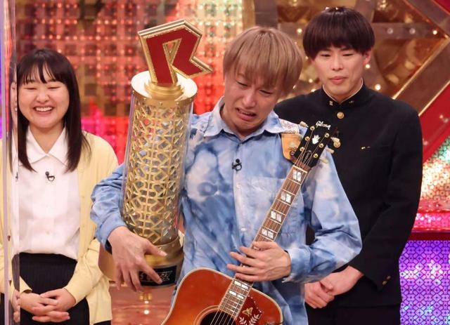 Rー1 お見送り芸人しんいち号泣V ZAZYとの一騎打ちを制し Rー1 お見送り芸人しんいち号泣V ZAZYとの一騎打ちを制し