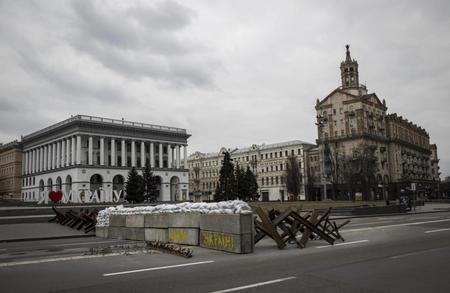 　６日、ロシアの攻撃に備えバリケードが築かれたウクライナの首都キエフ（ゲッティ＝共同）