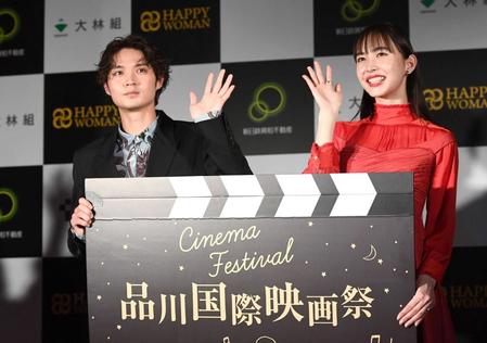 　品川国際映画祭をＰＲする磯村勇斗（左）と井桁弘恵＝品川インターシティ（撮影・園田高夫）