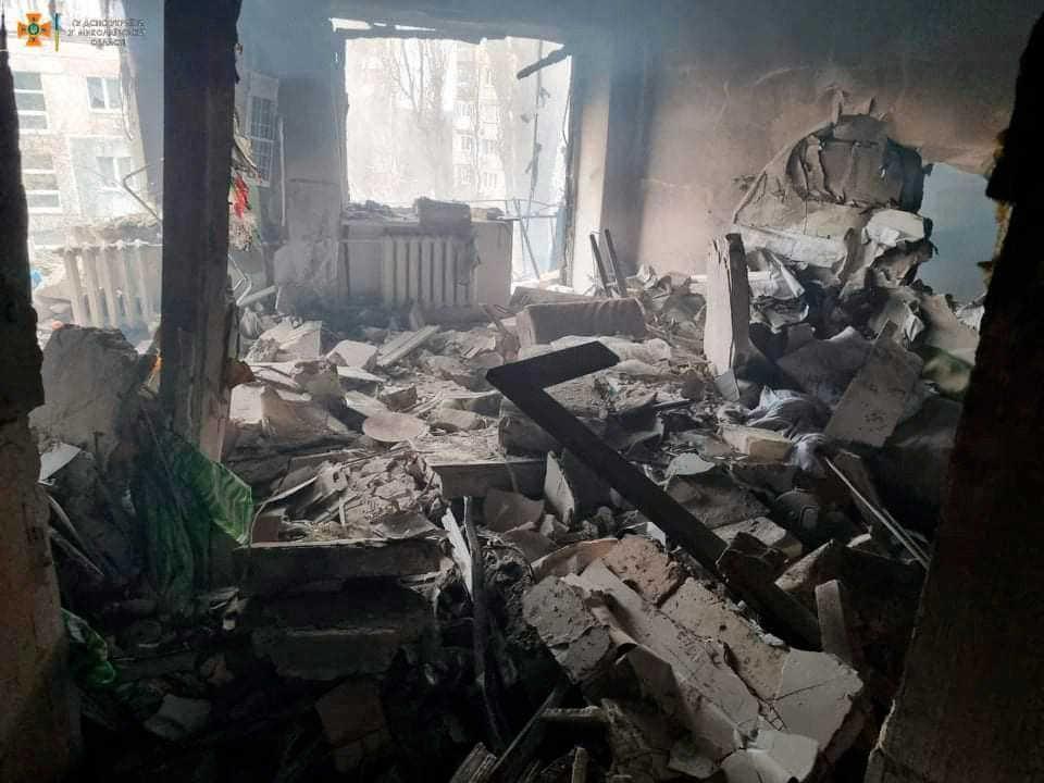 　砲撃で損壊した住宅の内部＝ウクライナ南部（ウクライナ非常事態庁提供・ロイター＝共同）